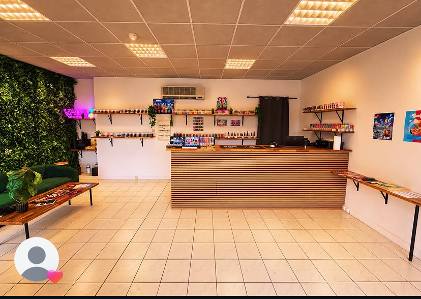 Boutique physique YuVape avec mur végétal et comptoir en chêne